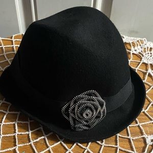Pretty black hat made 100% wool and made in China.